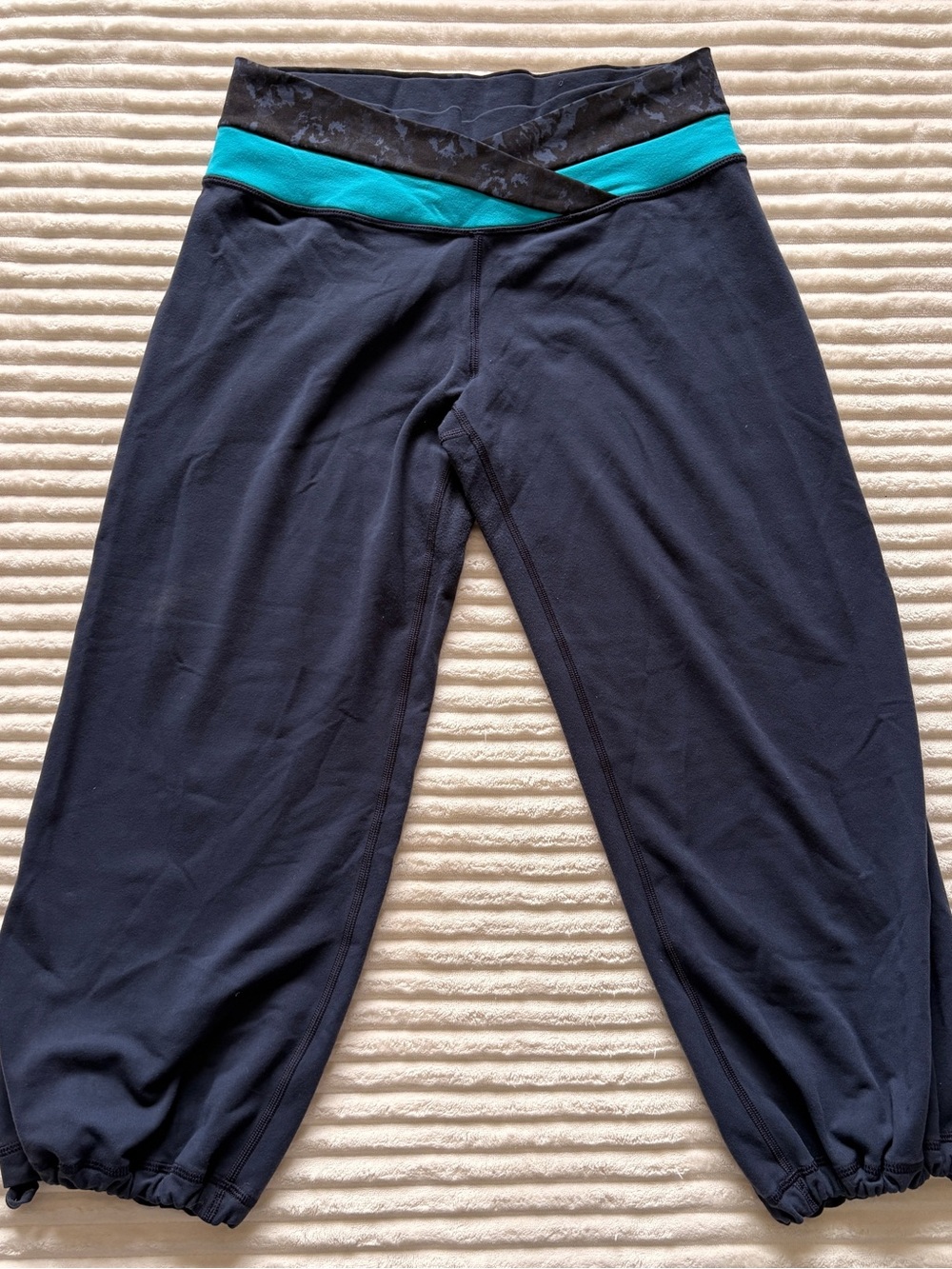 Lululemon Navy blue Cropped Yoga Pants with Teal Waistband Sz 6